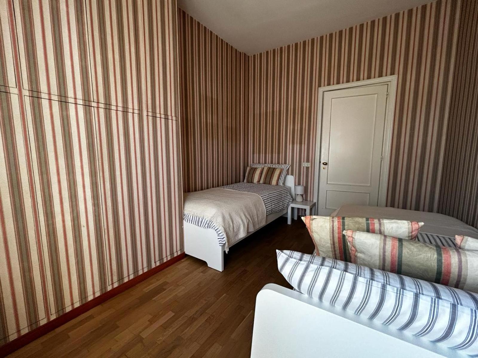 Front Beach Apartment - 3 Bedrooms Bari Dış mekan fotoğraf